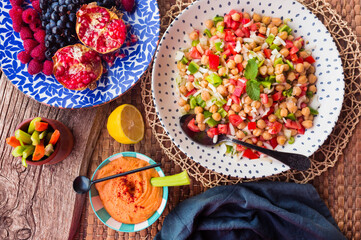 Ensalada de garbanzos muy colorida