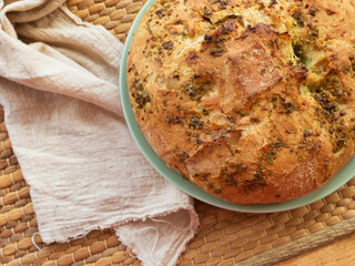 Pan casero con ajo recién horneado