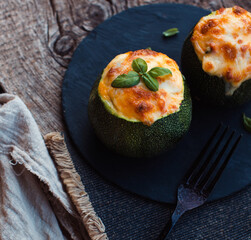 Calabacines rellenos gratinados
