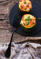 Calabacines rellenos gratinados
