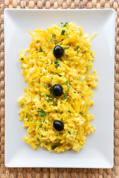 Bacalao dorado con aceitunas negras plato Portugu&eacute;s