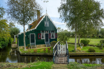 Historisches Haus am Kanal in Zaanstad in den Niederlanden