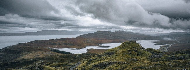 Paysage panoramique sur les lochs et reliefs escarpés de l’île de Skye, Écosse