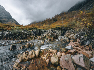 Obraz premium Ruisseau écossais au milieu des rochers, Highlands, en automne