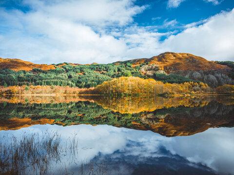 Reflets flamboyants sur les rives du loch &ndash; Highlands, &Eacute;cosse