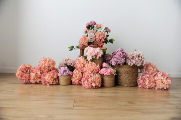  flores e buquês floridos em vasos , cenário floricultura com espaço para texto