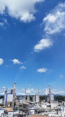 Obraz premium Foto vertical da indústria de papel e celulose em Suzano, mostrando estruturas modernas e grandes equipamentos, destacando o setor industrial e produção sustentável no ramo de papel