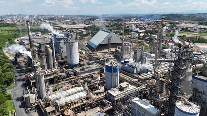 Vis&atilde;o a&eacute;rea ind&uacute;stria de papel e celulose em alta produ&ccedil;&atilde;o industrial