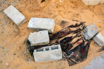 matériaux de construction dans un immeuble  en travaux dans une rue de Dakar au Sénégal en Afrique