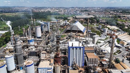 Visão aérea dia de sol em uma indústria de papel e celulose