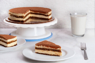 Postre de pastel con leche. Bodegon de pastel y postres