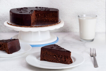 Postre de pastel de chocolate con leche. Bodegon de pastel y postres
