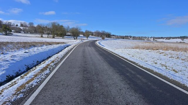 Stra&szlig;e, Franzosenweg, Mittelgebirgslandschaft, Schneebedeckt, Himmel, Wolken, Winter, Lange Rh&ouml;n, Oberelsbach, Rh&ouml;n, Bayern, Deutschland, Europa