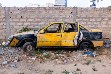 Epave de taxi abandonné dans une rue de Dakar au Sénégal en Afrique de l'Ouest