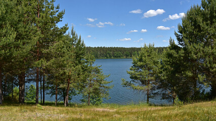 Jezioro śródleśne