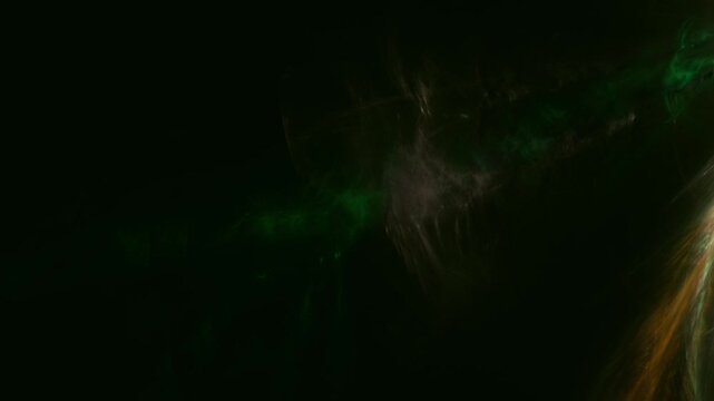 Leuchtende gr&uuml;ne filigrane Lichtfasern &ndash; dynamische Wissenschafts- und Technologie-Visualisierung zu Datentransfer und moderner Kommunikation, Nebel, Forschung
