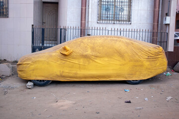Voiture sous une bâche dans une rue de Dakar au Sénégal en Afrique 