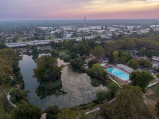 Obraz premium Aerial view of Southside Park in Sacramento, California, USA. The park features a pond, swimming pool, playground, and green spaces, providing recreational opportunities for the community.