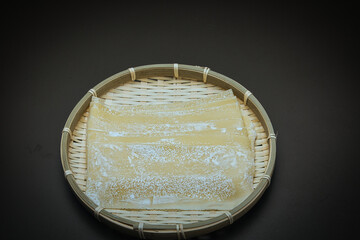 ゆでる前の生の状態の幅広のひもかわうどん