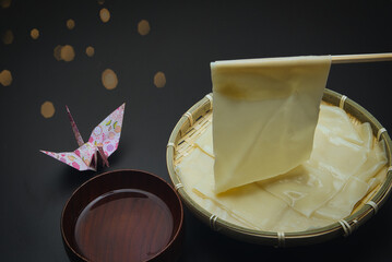 茹でてざるに盛った幅広の鬼ひも川うどん