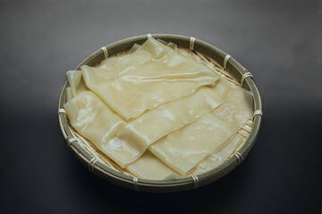 茹でてざるに盛った幅広の鬼ひも川うどん