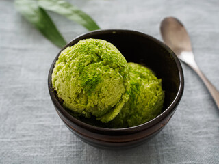 器に盛った抹茶のアイスクリーム