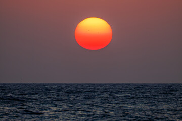 夜明けの底土港と底土海水浴場の日の出。
東京都伊豆諸島八丈島-2025年
