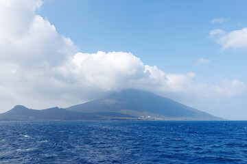 巨大な活火山、八丈富士見える。
東京向けの橘丸が八丈島の底土港を出港した。
東海汽船東京湾～伊豆諸島八丈島、太平洋航路の橘丸船上-2025
