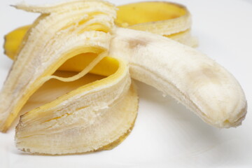 剥いたバナナ　白背景