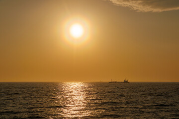 スギ花粉の飛散が始まっていて、太陽の周りに花粉光環が現れている。
ちなみに八丈島は亜熱帯のため杉が自生しておらず、かつ本土から300kmほど離れているので、花粉が飛ぶことはない。
東京湾を行く巨大タンカーと美しい夕陽。

東海汽船東京湾～伊豆諸島八丈島、太平洋航路の橘丸船上-2025
