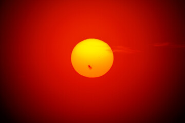 スギ花粉の飛散が始まっていて、太陽の周りに花粉光環が現れている。
ちなみに八丈島は亜熱帯のため杉が自生しておらず、かつ本土から300kmほど離れているので、花粉が飛ぶことはない。
東京湾から眺める美しい夕陽。
東海汽船東京湾～伊豆諸島八丈島、太平洋航路の橘丸船上-2025
