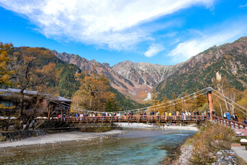 上高地の河童橋の紅葉_4