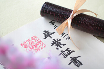 卒業証書と卒業アルバムと桜の花びら