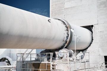 Building of loading device of roasting rotary furnace