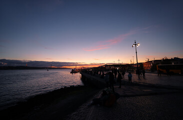 Obraz premium Waterfront promenade in evening time in Lisbon Portugal.