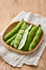 春が旬のそら豆／竹かごに盛られた生のそら豆