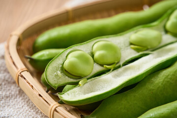 春が旬のそら豆／竹かごに盛られた生のそら豆