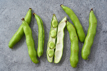 グレー背景に並べた春が旬のそら豆