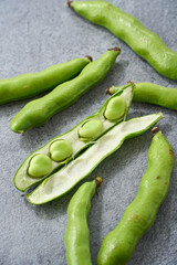 グレー背景に並べた春が旬のそら豆