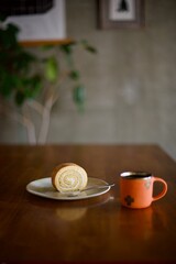 ホットコーヒーとおやつのロールケーキ
