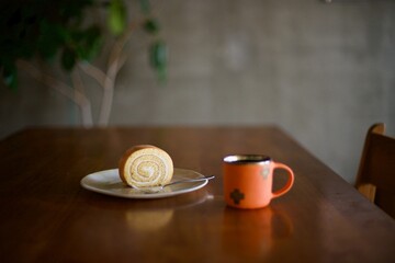 ホットコーヒーとおやつのロールケーキ