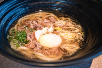 たまごののった肉うどん