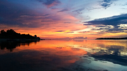 Naklejka premium beautiful dramatic landscape of sunset on the sea beach
