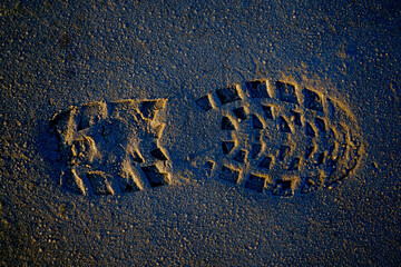 Schuhabdruck im feinen Watt / Sandstrand der Nordsee in Sahlenburg, Deutschland.