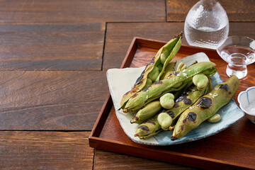 さやごと焼いた「焼きそら豆」｜春の和風おつまみ
