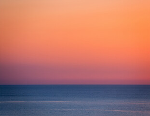 夕焼けと朝焼けが交わる静かな水平線
Silent Horizon Between Sunset and Sunrise
Generated Image