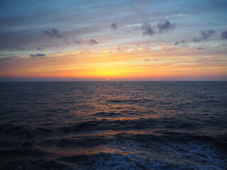 地平線に沈む夕日