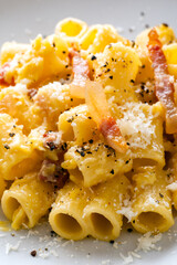 Pasta alla carbonara, ricetta romana, cibo italiano 