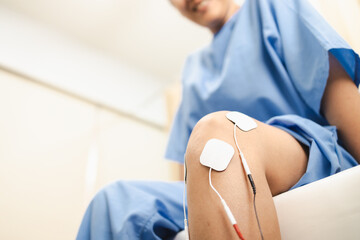 Obraz premium person undergoing electrical stimulation therapy for physical rehabilitation is shown clinical setting. This therapy aids recovery and pain relief