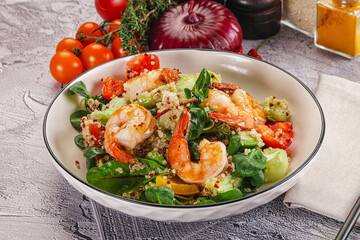Salad with prawn and quinoa